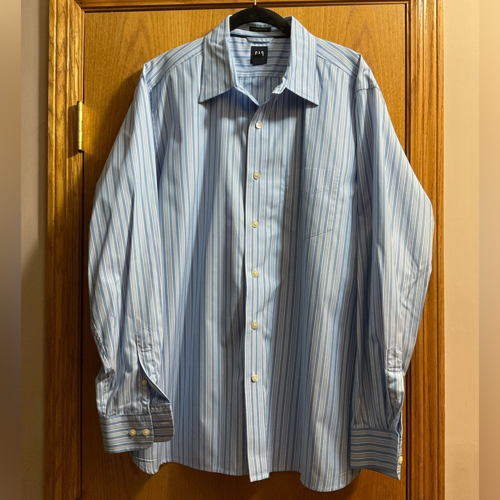 Gap Men’s Light Blue and White Striped Long Sleeve Button Down Shirt with Pocket